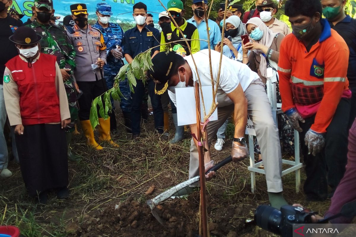 Wali Kota Samarinda menanam pohon di sempadan Sungai Karang Mumus