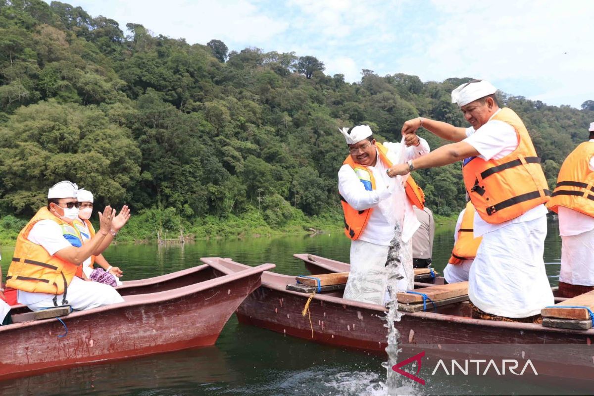 Ribuan satwa dilepas ke alam pada Hari Tumpek Uye di Buleleng