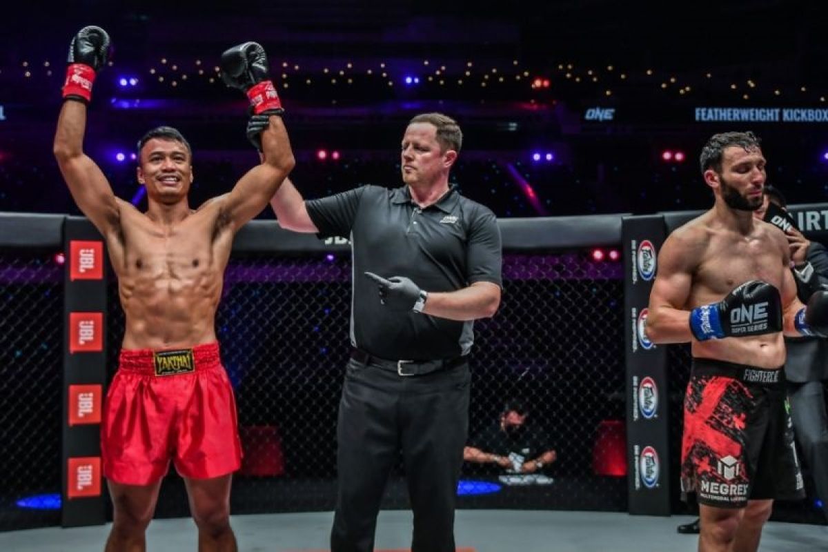 Sitthichai dan Allazov melaju ke final ONE Featherweight Kickboxing World GP