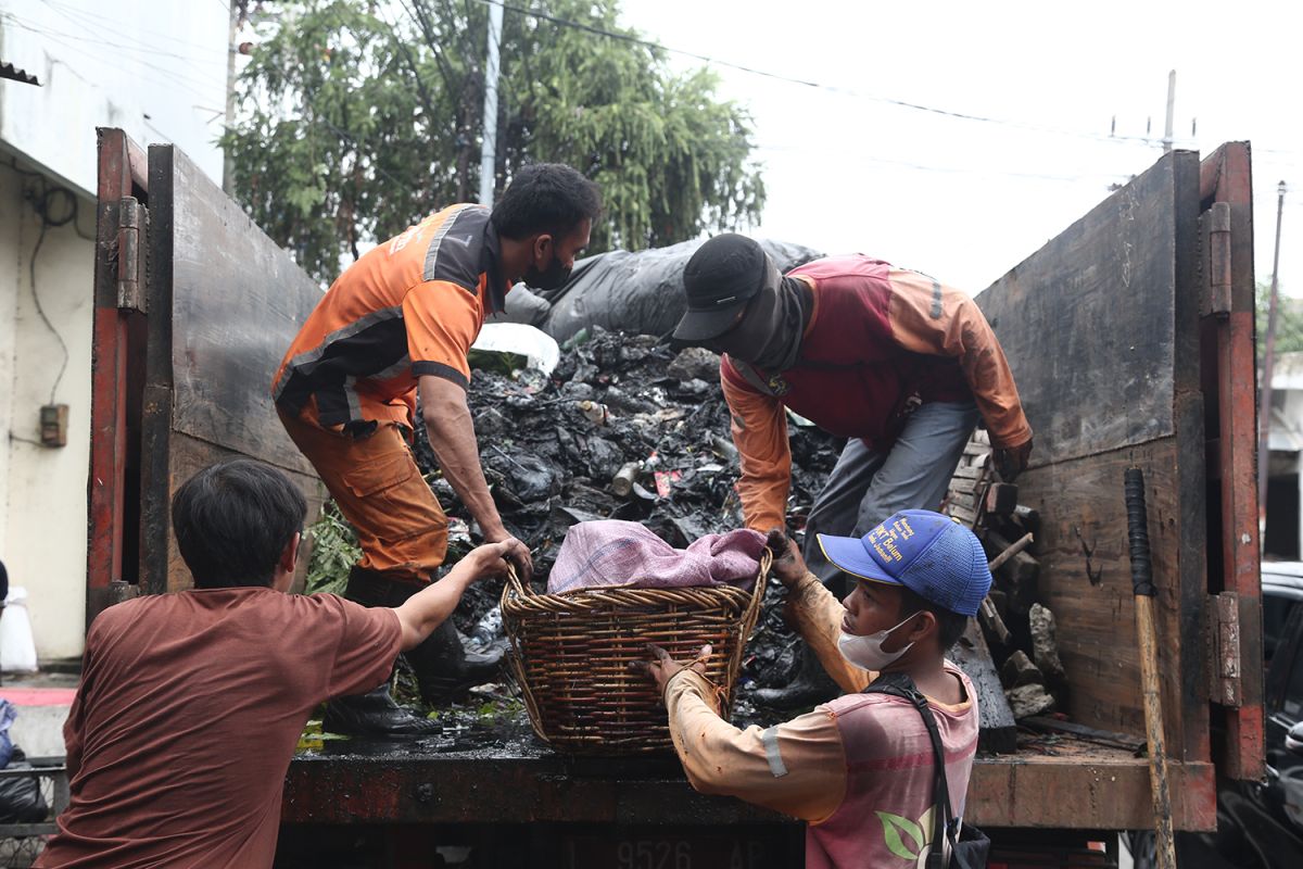 Sebanyak 34 dump truk disiapkan dukung kerja bakti massal di Surabaya