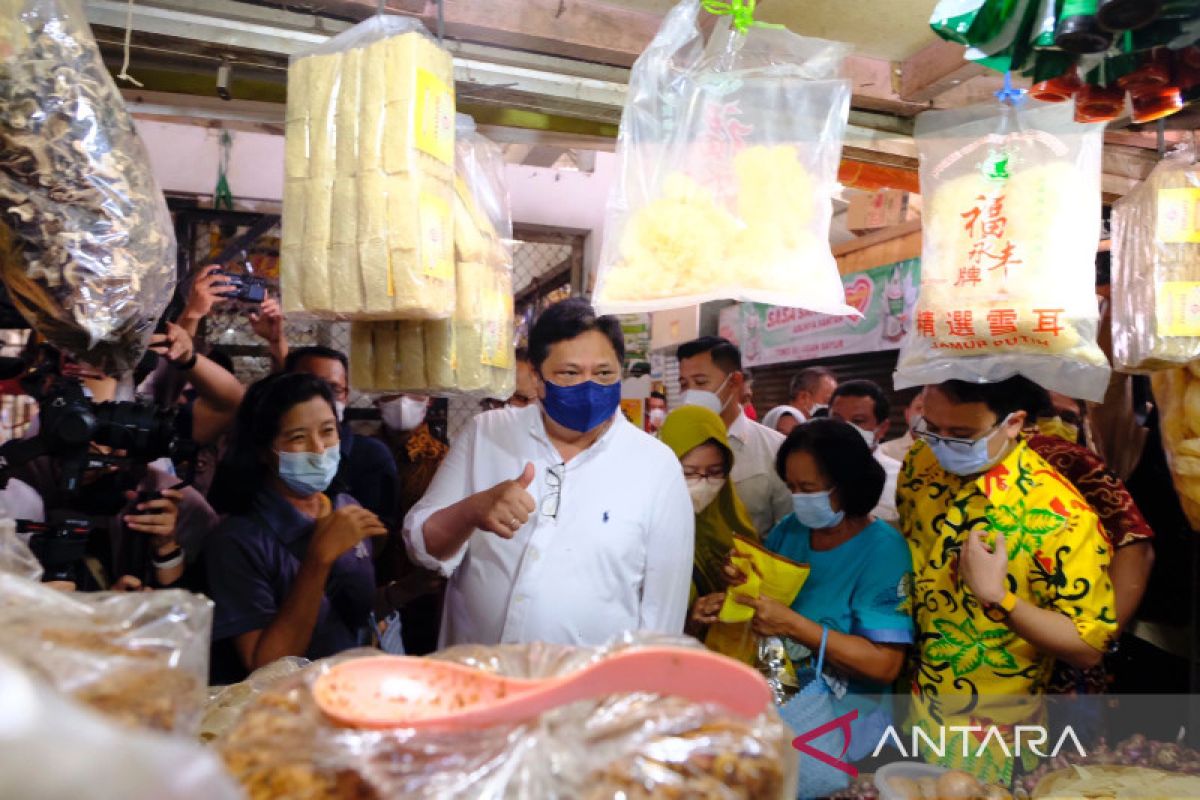 Airlangga tinjau kerterjangkauan harga pangan di pasar Salatiga