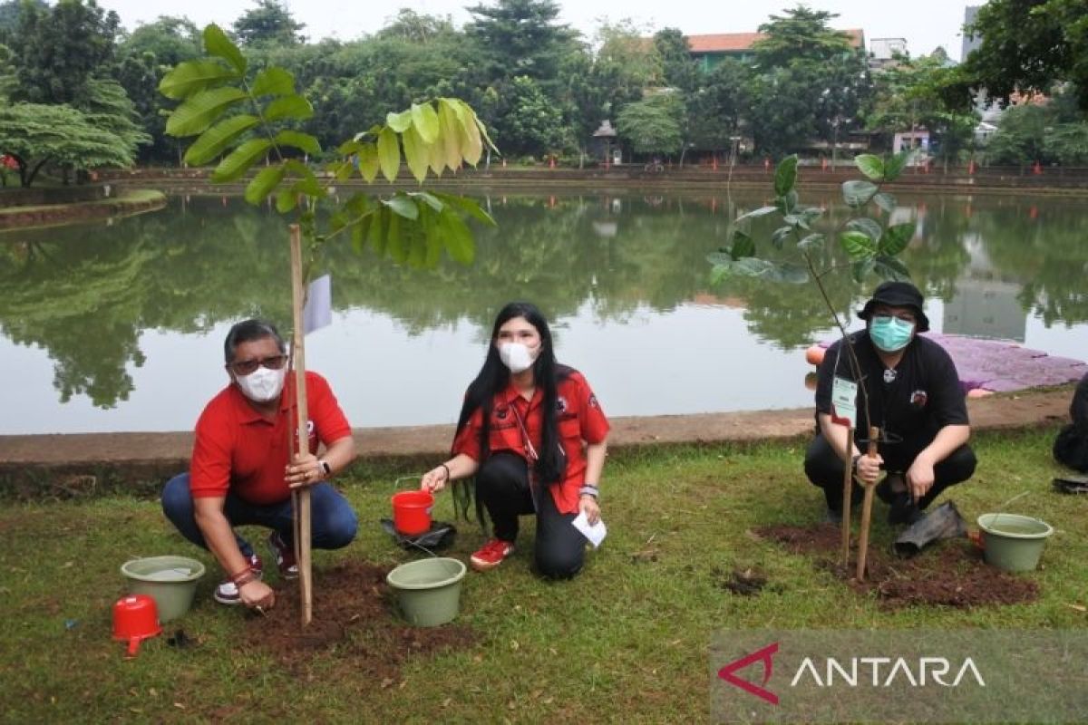 PDIP gelar kegiatan tanam pohon dan sebar benih ikan di Danau Kampung Bintaro
