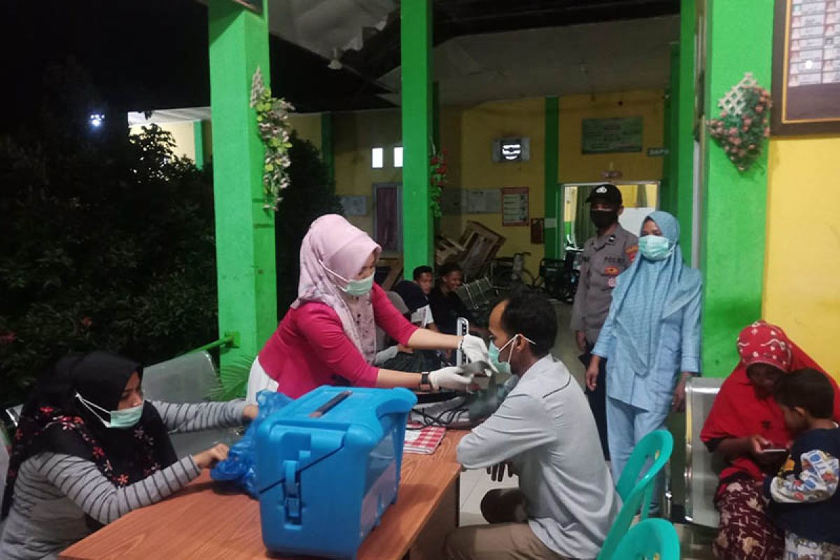 Warga antusias ikut vaksinasi malam di Lhokseumawe