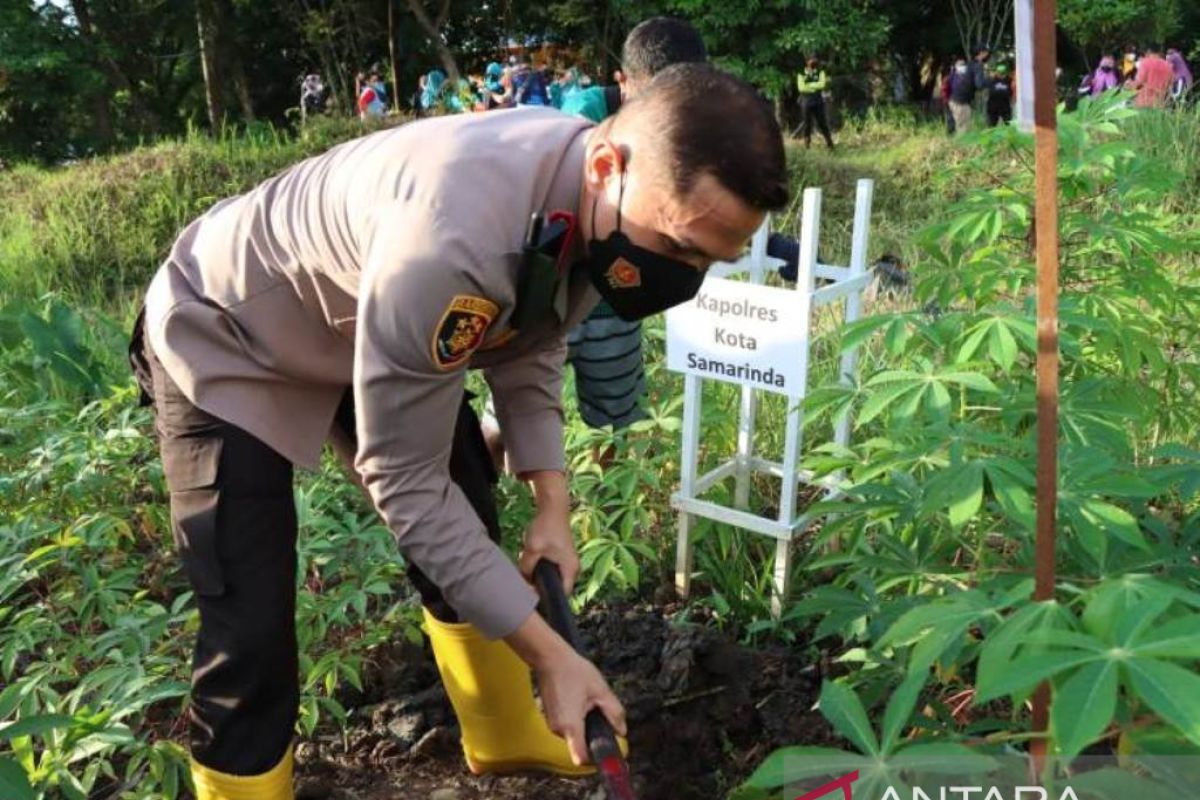 Kapolresta  Samarinda dukung aksi penanaman pohon di sempadan SKM