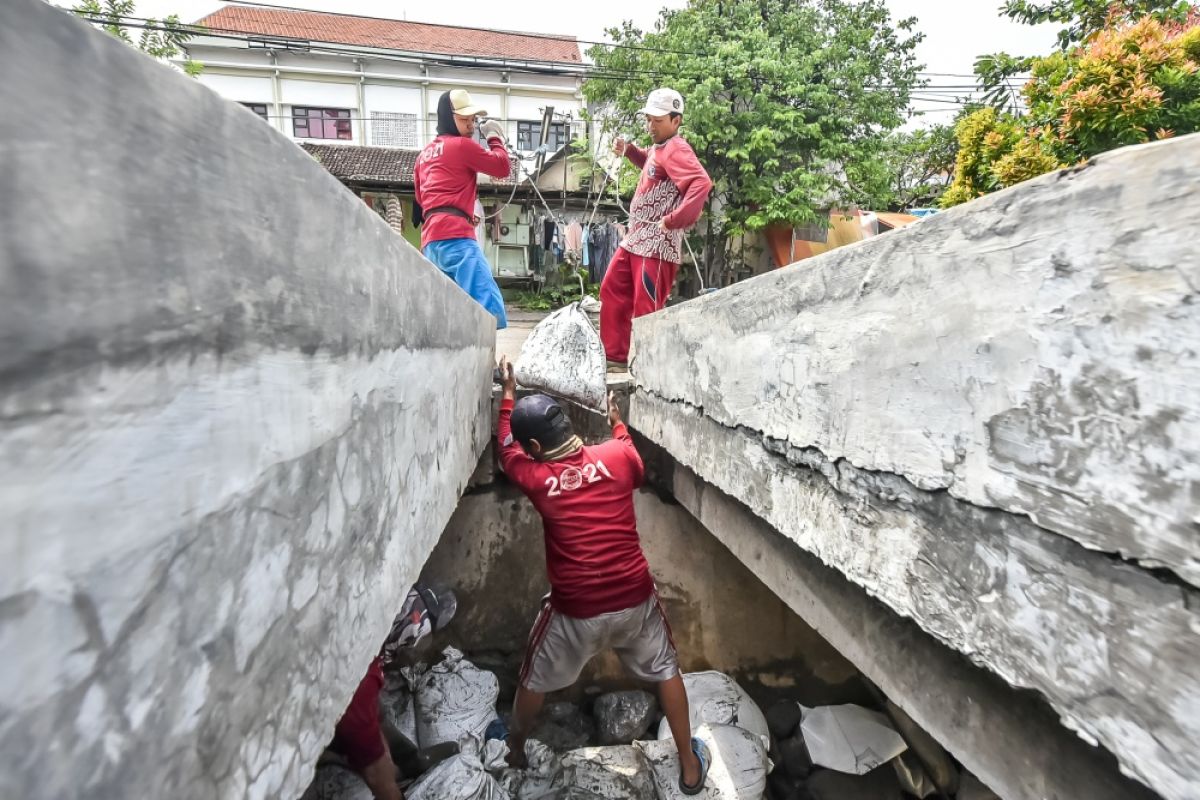 DSDABM Surabaya masifkan pengerukan saluran air di perkampungan