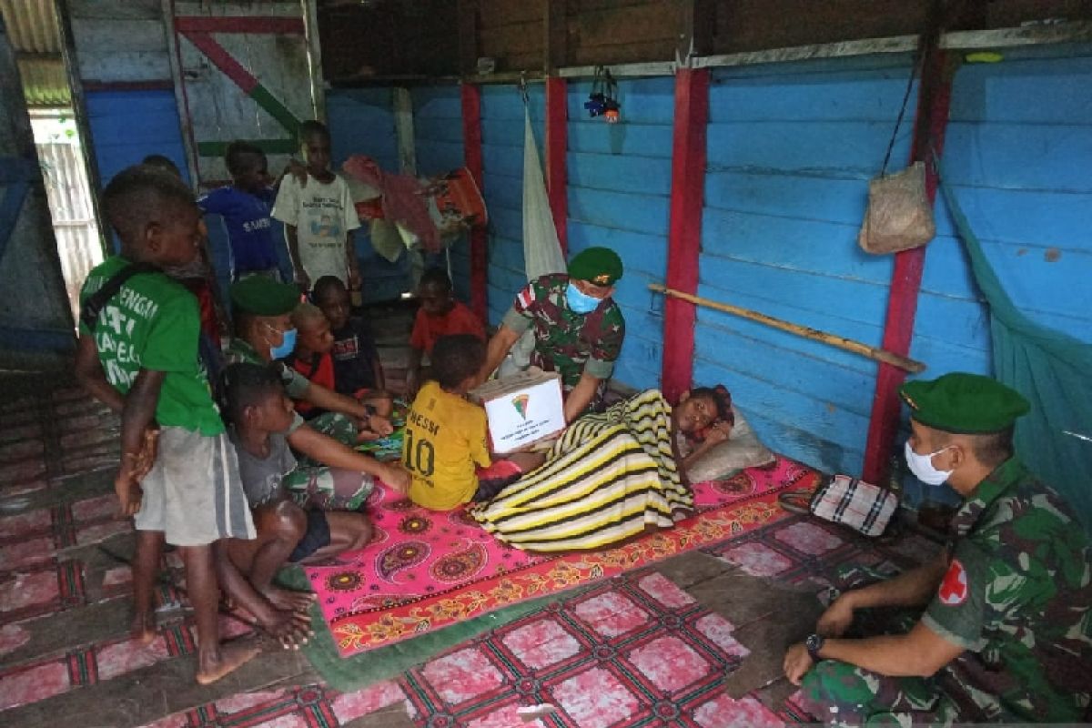 Satgas Yonif 123 Papua periksa kesehatan warga  perbatasan penderita lumpuh