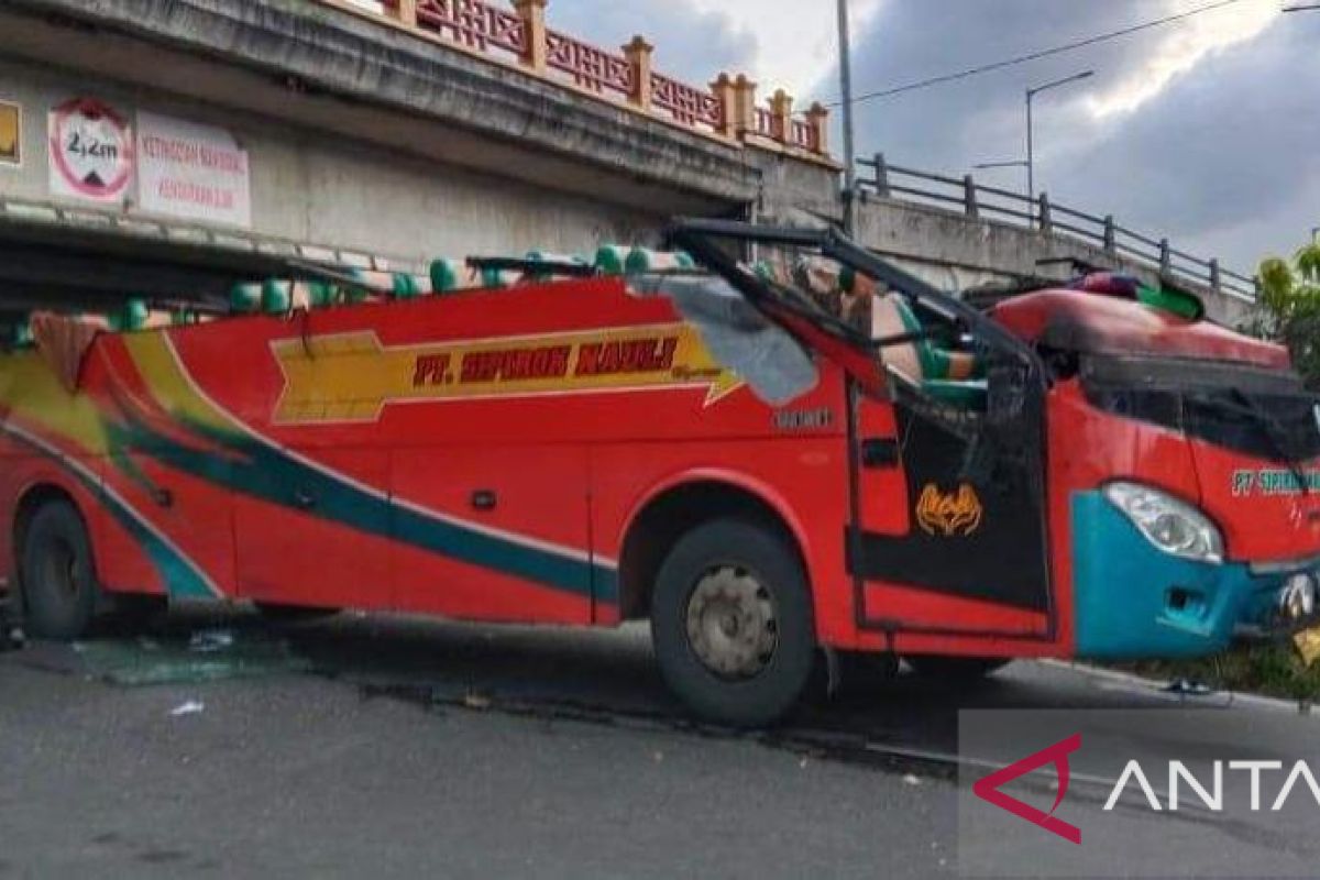 Bus penumpang Medan-Jambi tabrak fly over Padang Panjang, 17 orang luka-luka