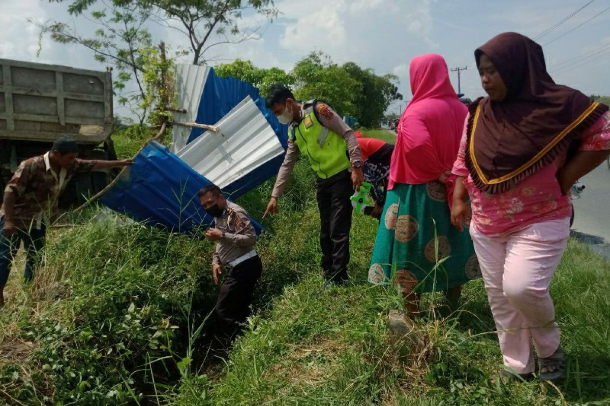 Bawa truk mengantuk, sopir tabrak pagar seng di Deliserdang hingga meninggal