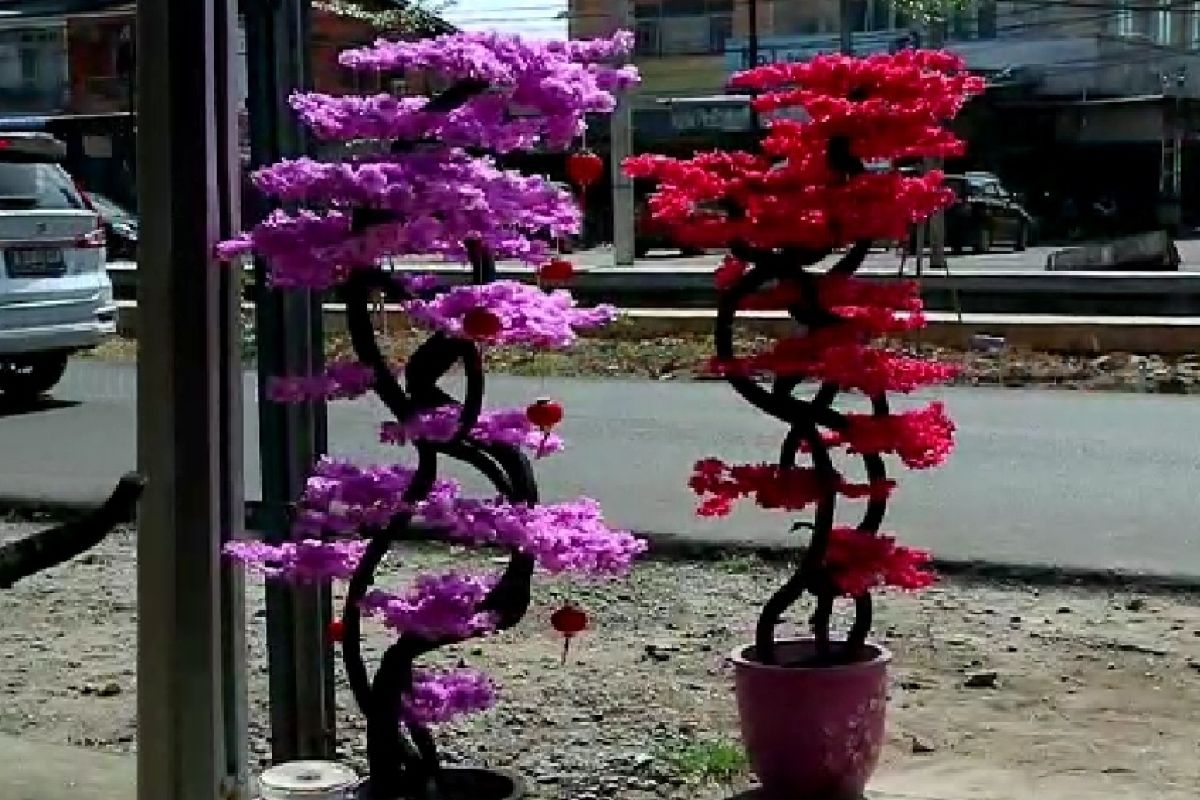 Perajin bunga Sakura atau Mei Hwa di Pontianak banjir pesanan