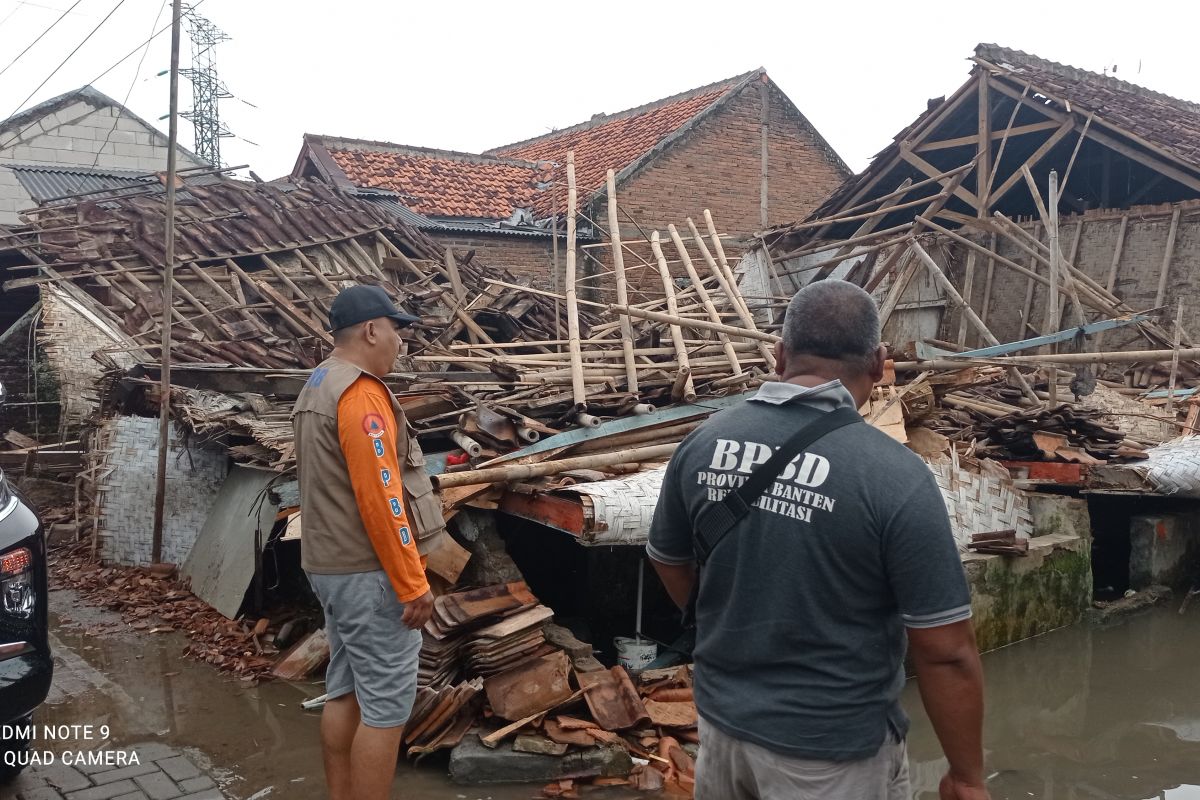 Hujan lebat disertai angin kencang robohkan rumah warga Lebak