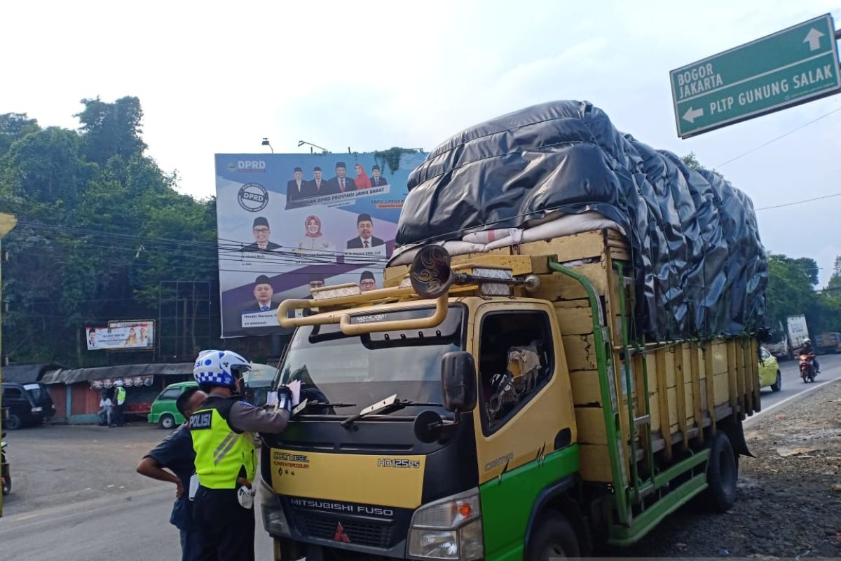 Satlantas tilang puluhan angkutan barang akibat melanggar batas angkut