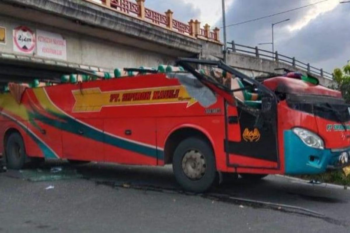 Bus tabrak "fly over"  akibatkan 17 orang luka-luka di Padang Panjang