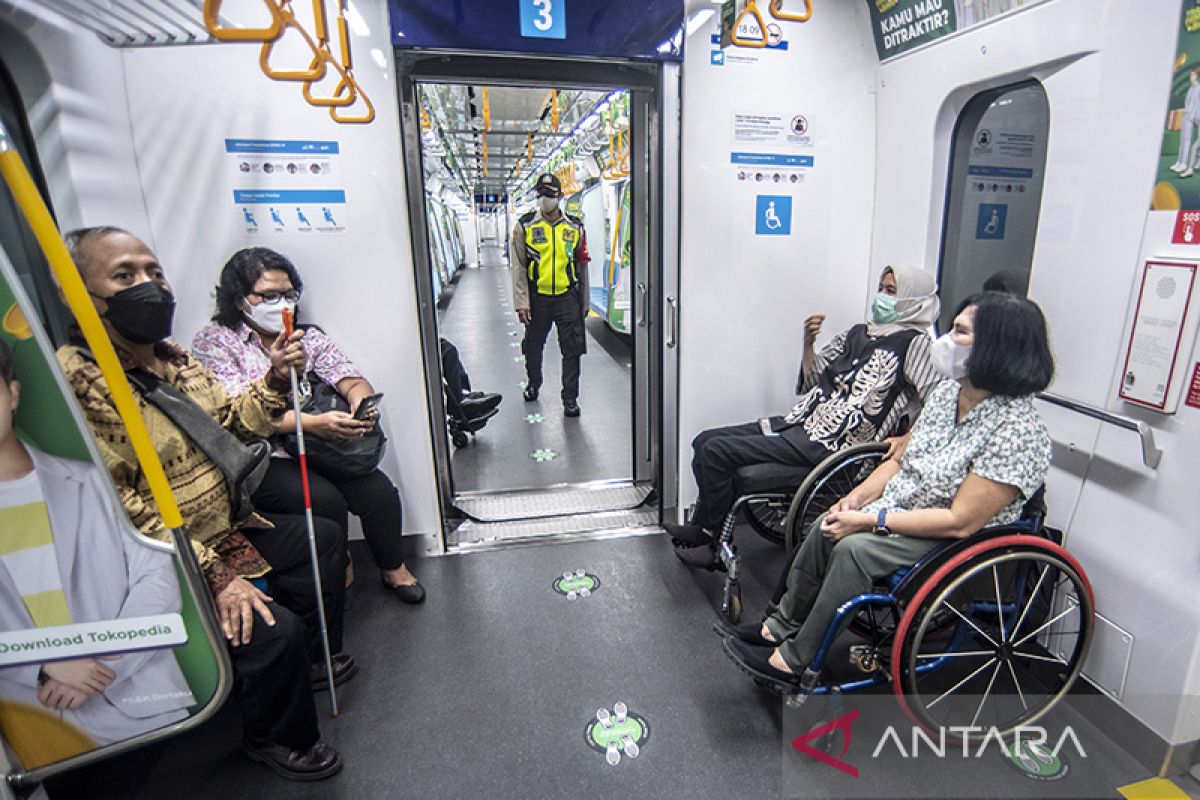 MRT lepas tanda jarak dan berlakukan kapasitas penumpang 100 persen