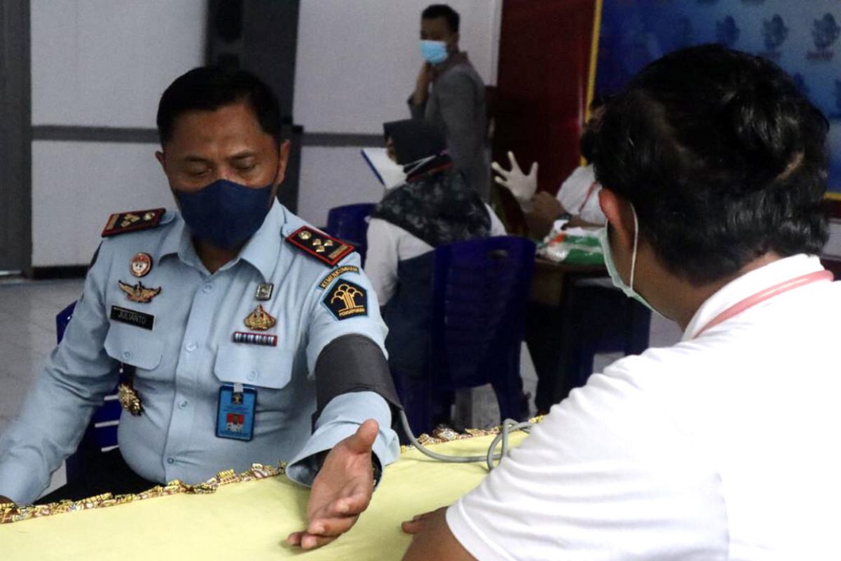 Gandeng tim vaksinator Polres Inhil, Lapas Tembilahan terima vaksin ketiga