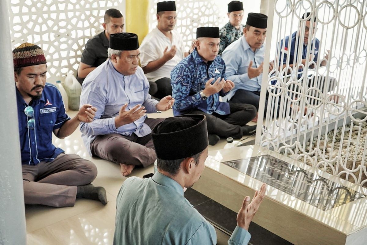 Muslim ziarah Makam ulama di Pantai Barat Aceh