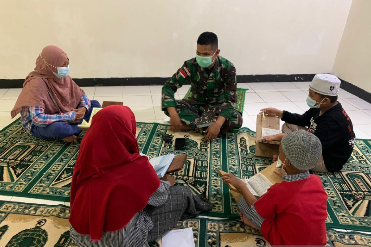 Satgas Yonif 711 ngajar mengaji anak di perbatasan RI-PNG