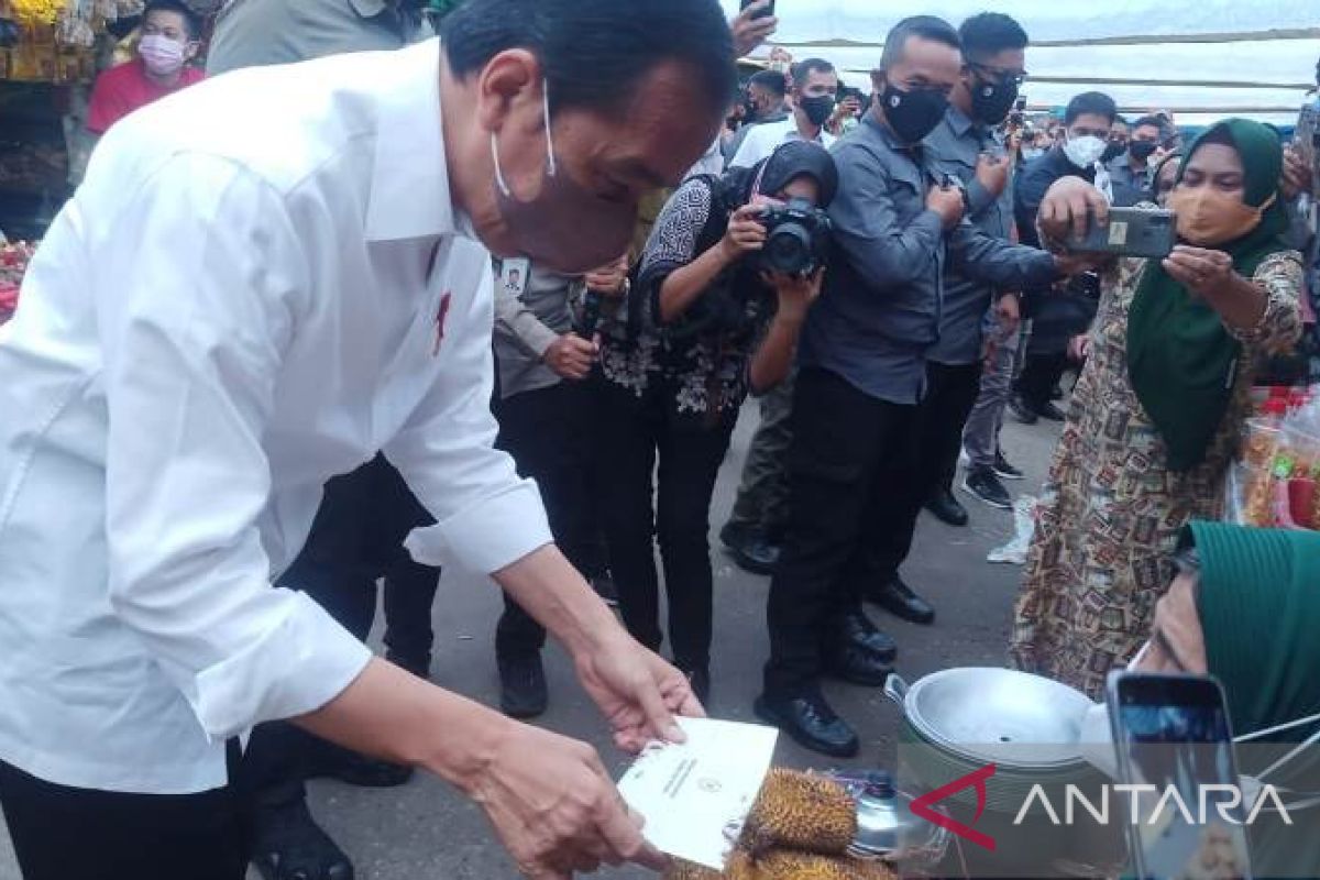 Presiden datangi pegadang Pasar Sepinggan Balikpapan berikan bantuan