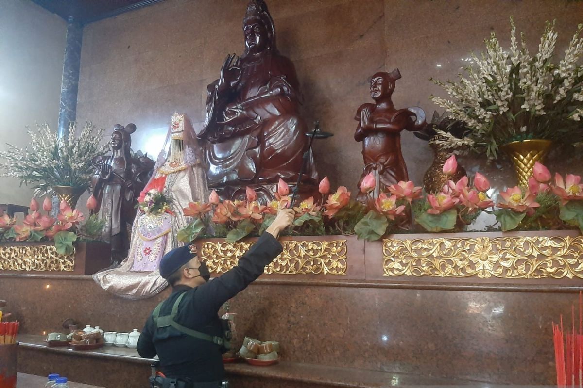 Jelang Imlek Brimob Polda Banten Sterilisasi Vihara