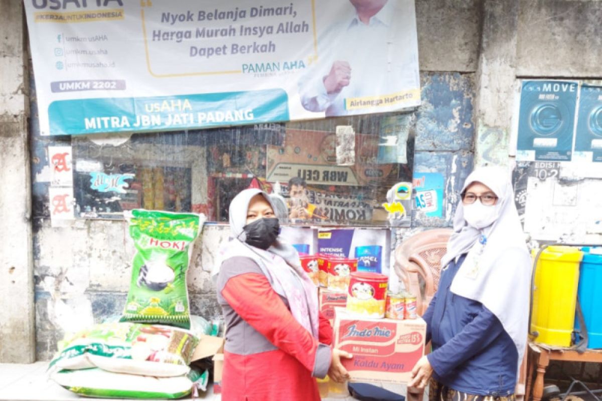 Pemkot Jaksel beri bantuan sembako bagi warga Isoman di Jati Padang