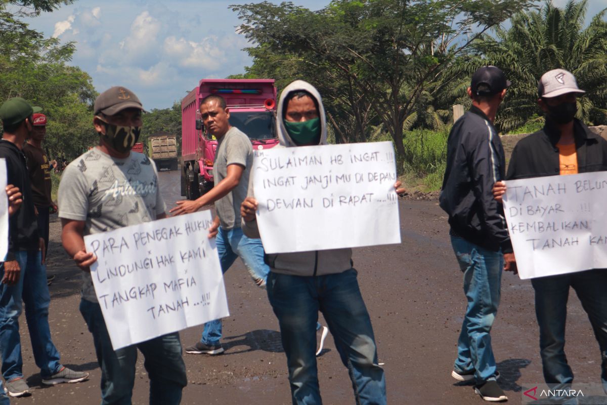 Warga gelar aksi di jalan angkutan batu bara milik PT Hasnur Group