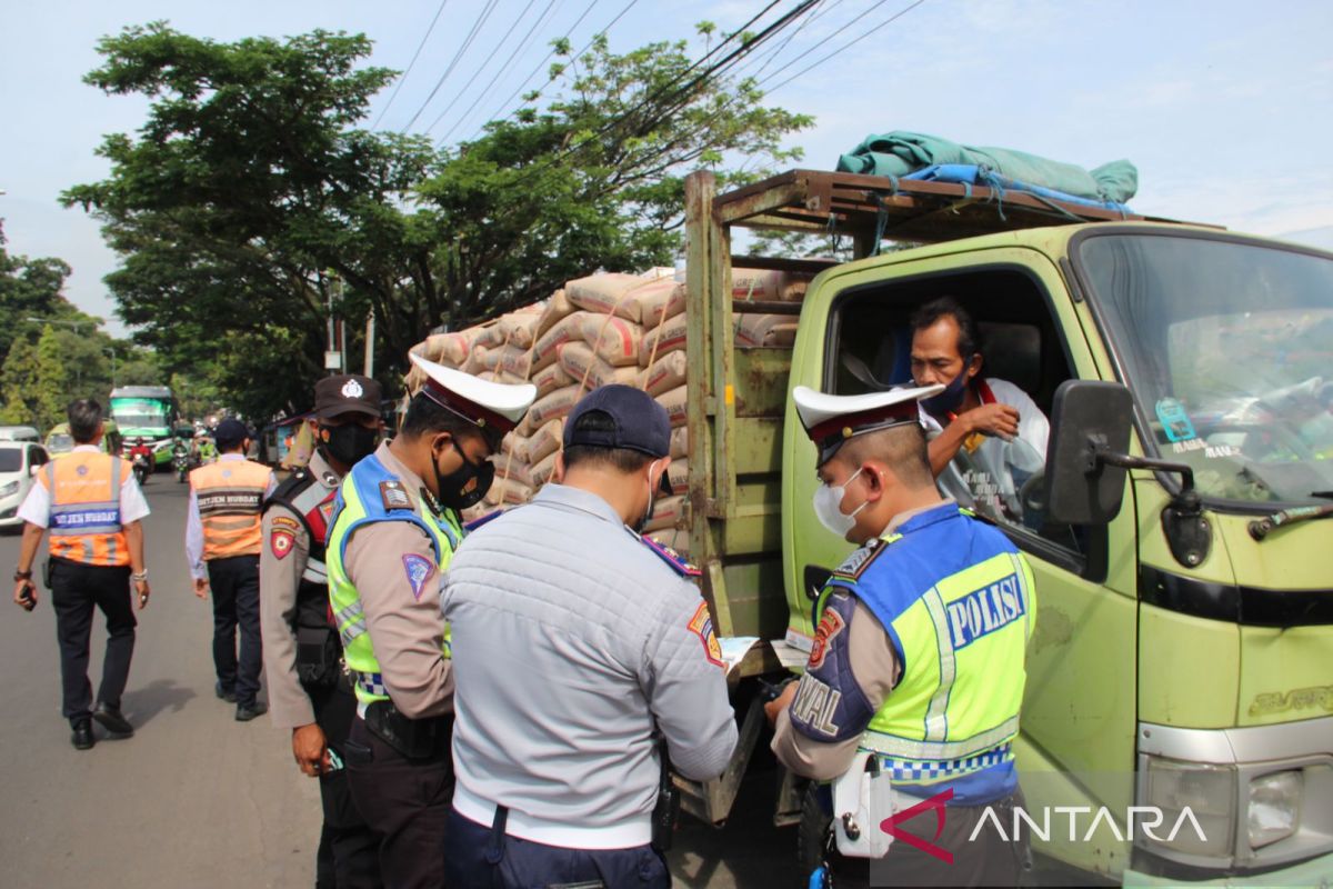 Polres Sukabumi Kota tilang puluhan angkutan umum melebihi kapasitas