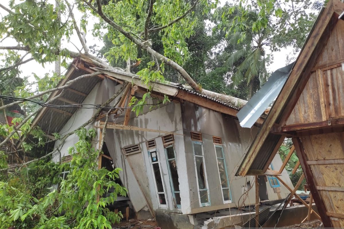 10 rumah di Cisolok Sukabumi rusak berat diterjang puting beliung