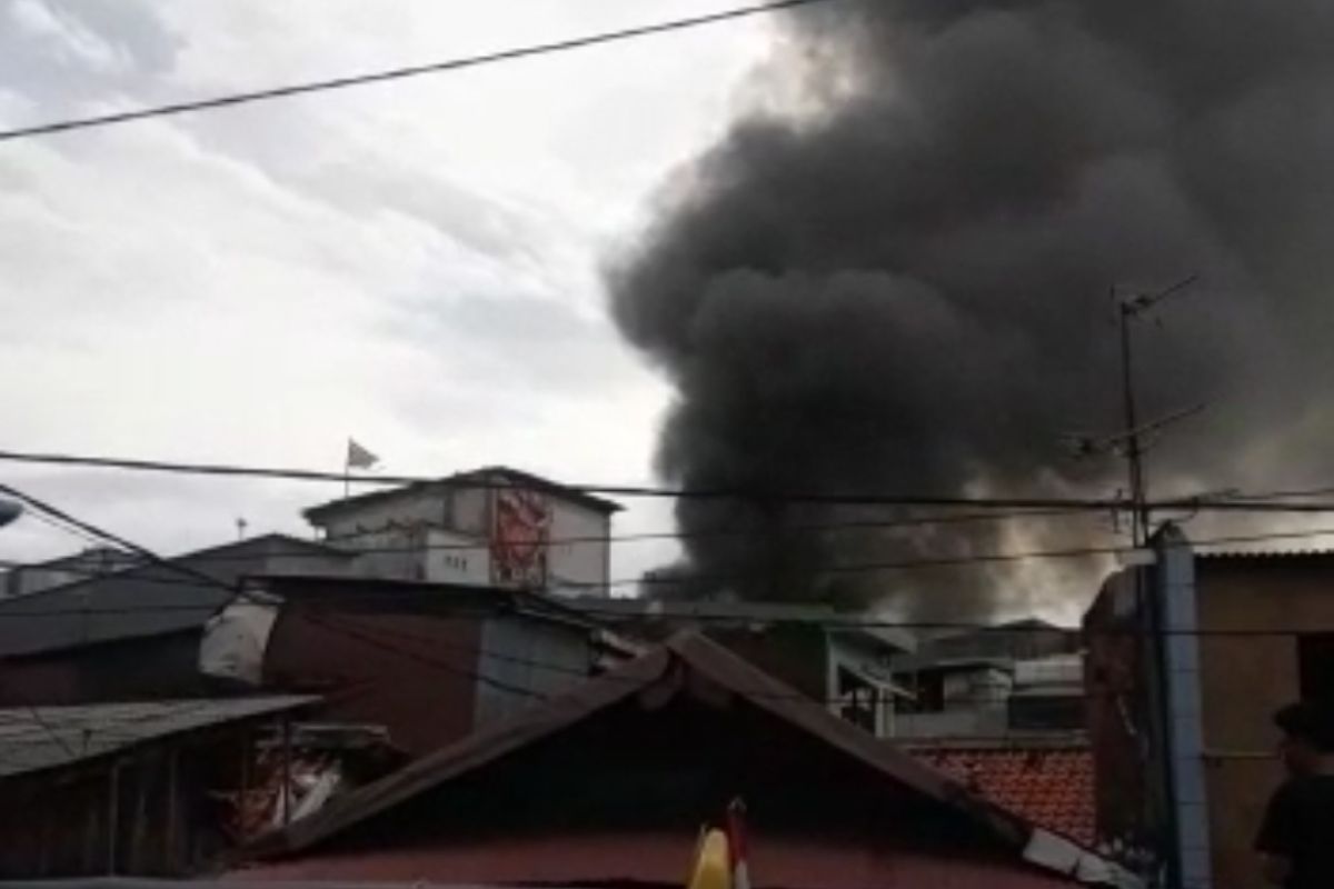 Sebuah rumah di kawasan Tambora terbakar pada Senin pagi