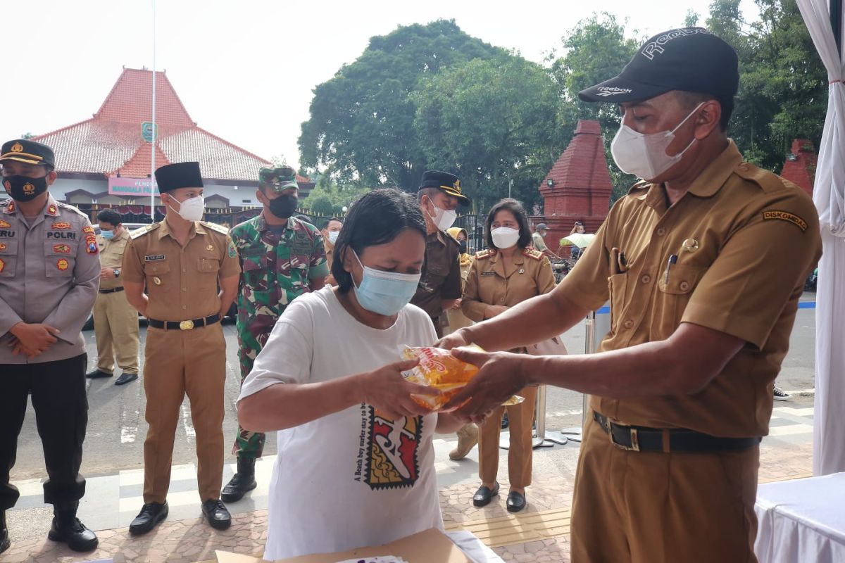 Sebanyak 5.000 liter minyak goreng disiapkan dalam operasi pasar di Trenggalek