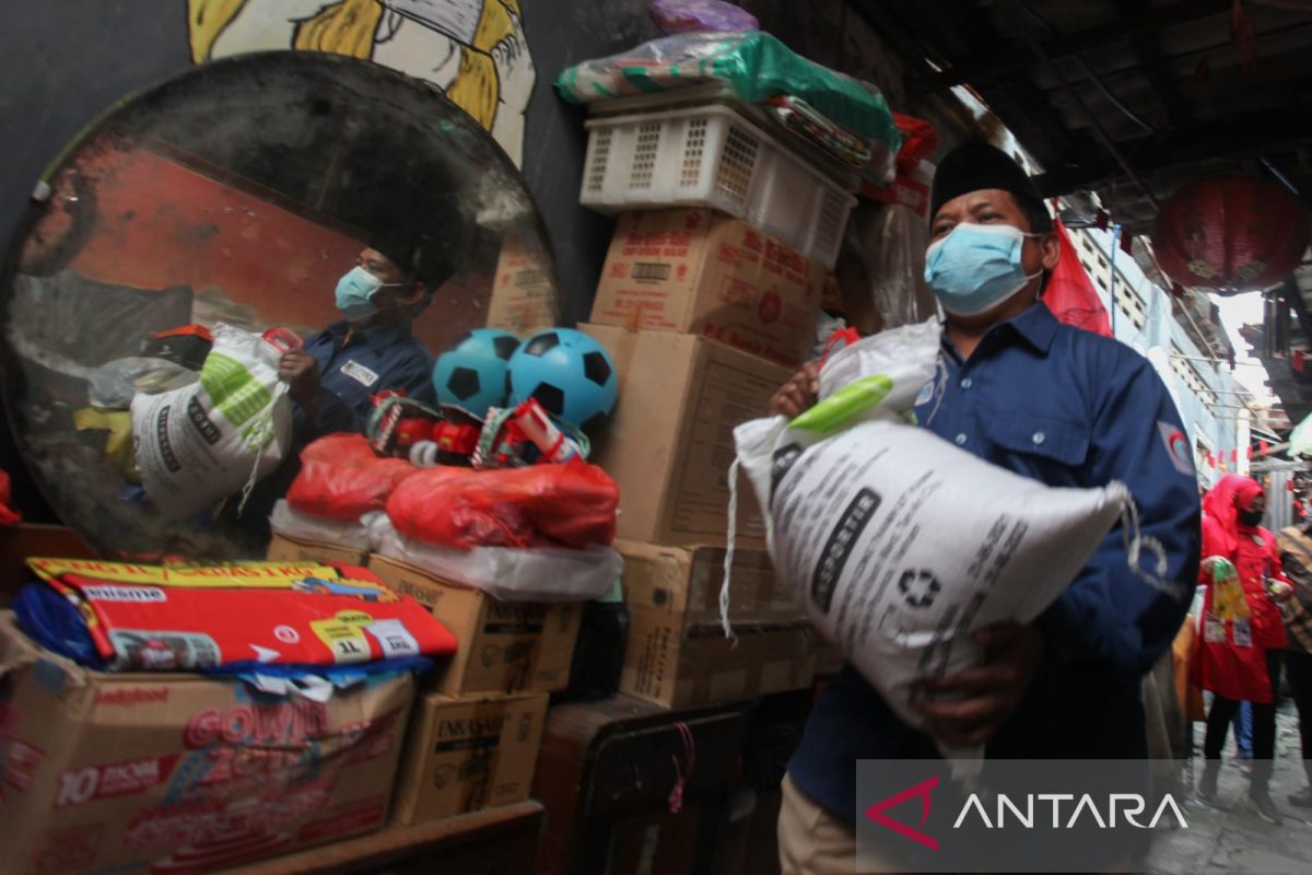 Donatur berbagi angpau dan sembako di Kampung Pecinan Surabaya