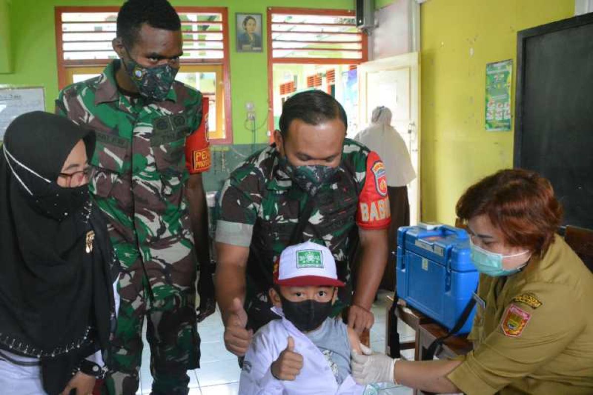 Siswa MI Kalibeber ikut vaksinasi digelar Kodim Wonosobo