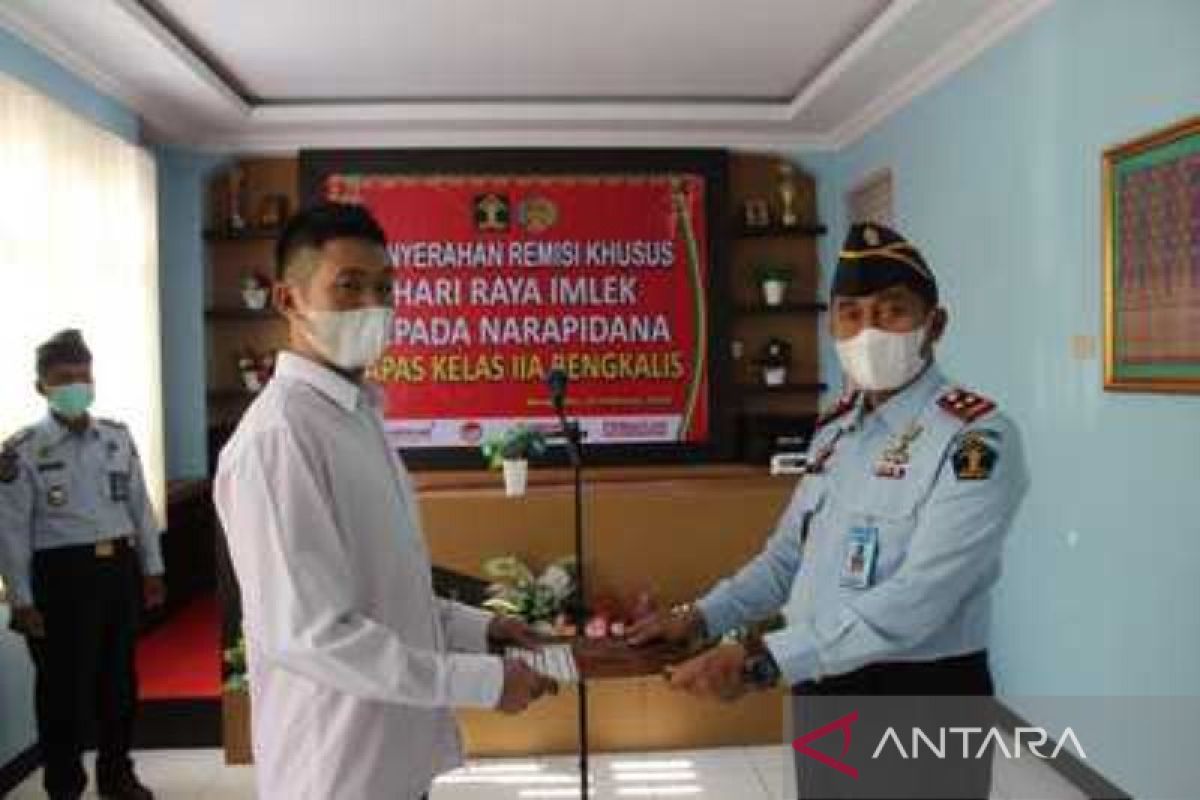 Dua napi narkoba di Riau terima remisi Hari Raya Imlek 2022