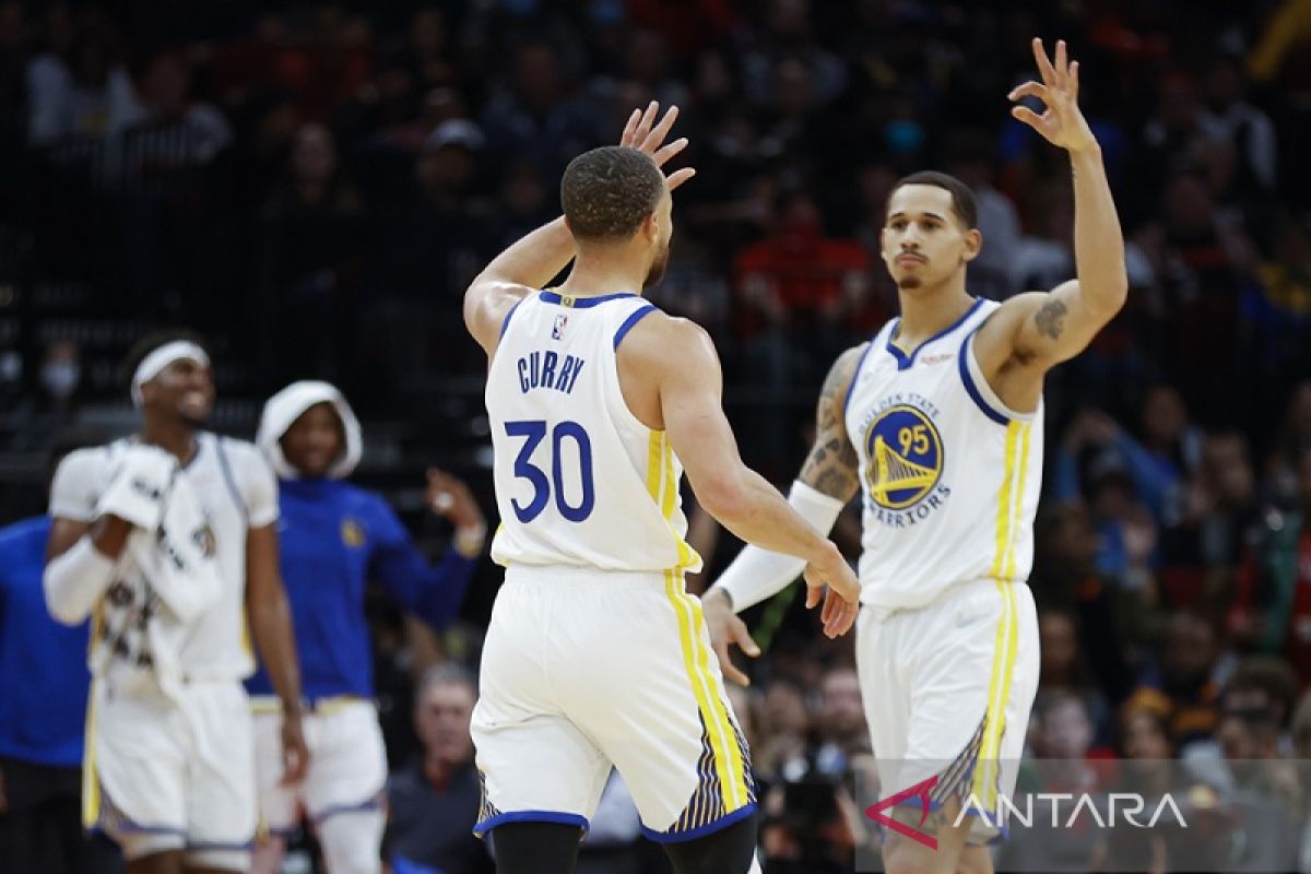 Stephen Curry borong 40 poin saat Warriors tundukkan Rockets 122-108