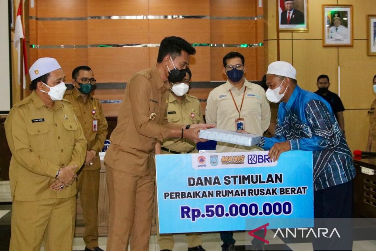 Bupati serahkan bantuan perbaikan ratusan rumah akibat bencana