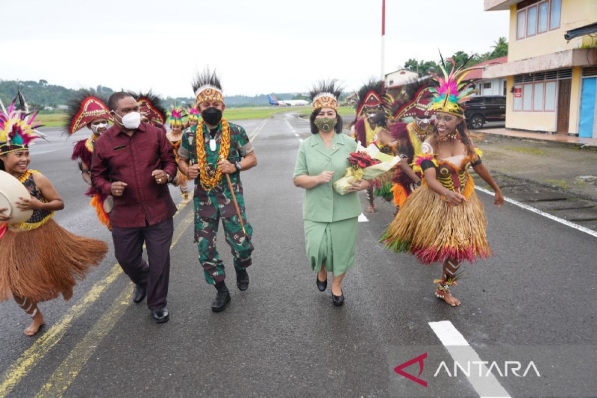 Pangdam Kasuari Gabriel Lema disambut prosesi adat Papua