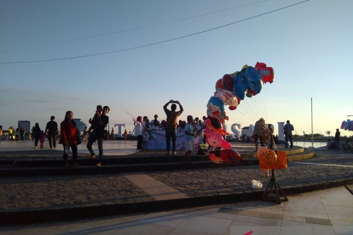 Pantai Losari banyak dikunjungi warga saat libur Imlek