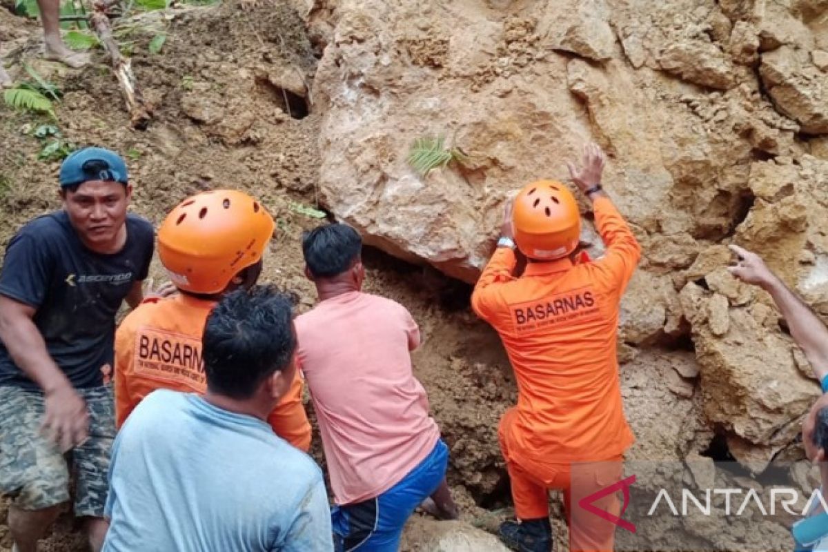 Basarnas Nias evakuasi warga tertimpa  longsor di Gunungsitoli