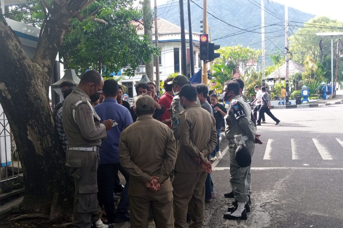Satpol PP Ternate bubarkan mahasiswa minta sumbangan di kawasan umum, tegakkan aturan