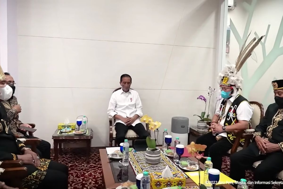 Jokowi menggelar pertemuan dengan sejumlah tokoh adat Kalimantan Timur