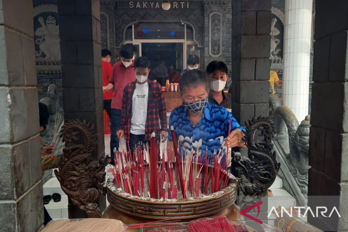 Vihara di Jambi laksanakan ibadah tahun baru Imlek dengan prokes