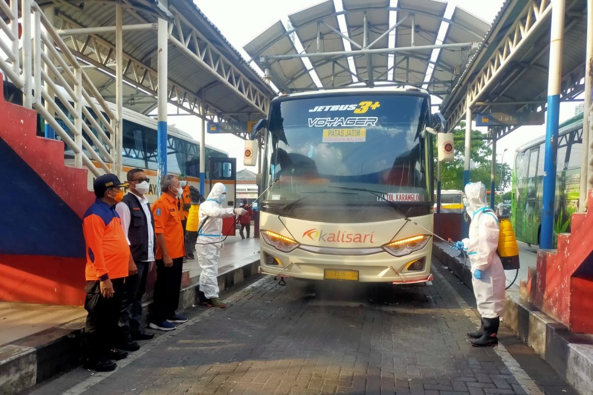 BPBD Jatim sterilisasi angkutan bus dan bagi-bagi masker di terminal