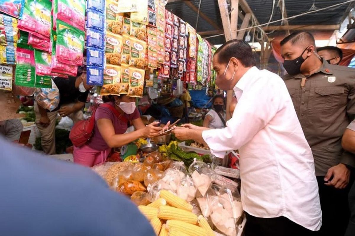Sambangi Pasar Porsea di Toba, Presiden Jokowi bagikan bantuan modal pedagang