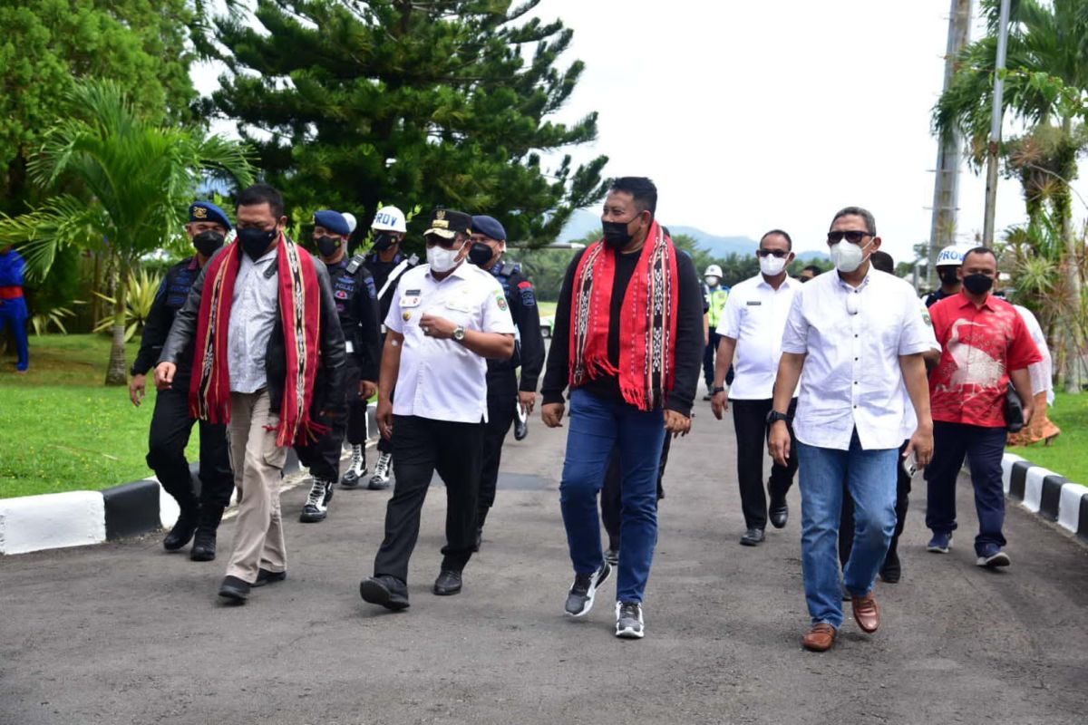 Dankor Brimob beri penghargaan kepada Satbrimobda Polda Maluku, penghargaan bagi berprestasi