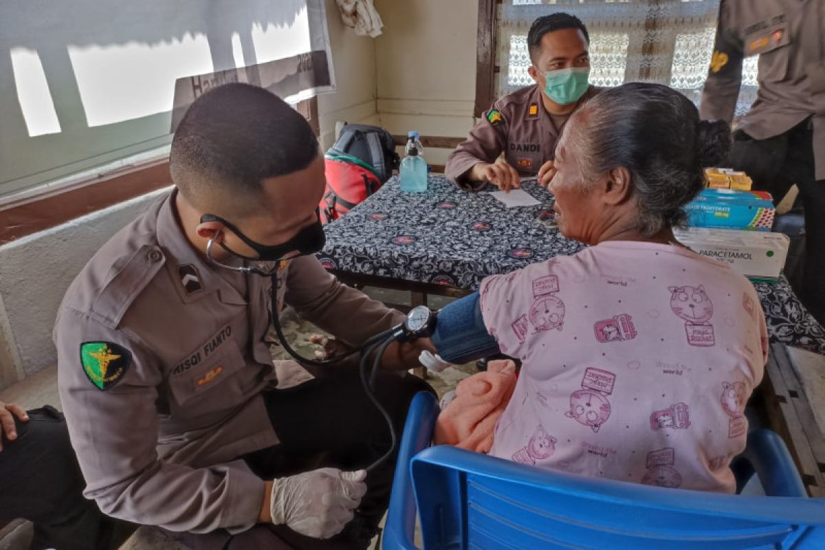 Polda Maluku beri pelayanan kesehatan untuk masyarakat Kariuw di Aboru, kepedulian sosial