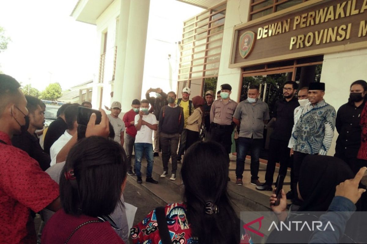 Mahasiswa adat Buru tuntut Brigpol AB dipecat tegakkan aturan