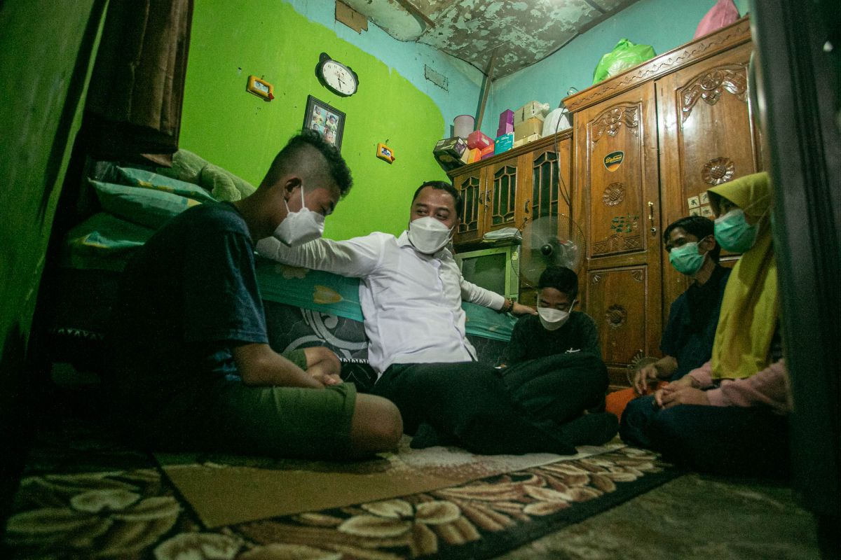 Wali Kota Eri datangi orang tua siswa korban kekerasan guru di Surabaya