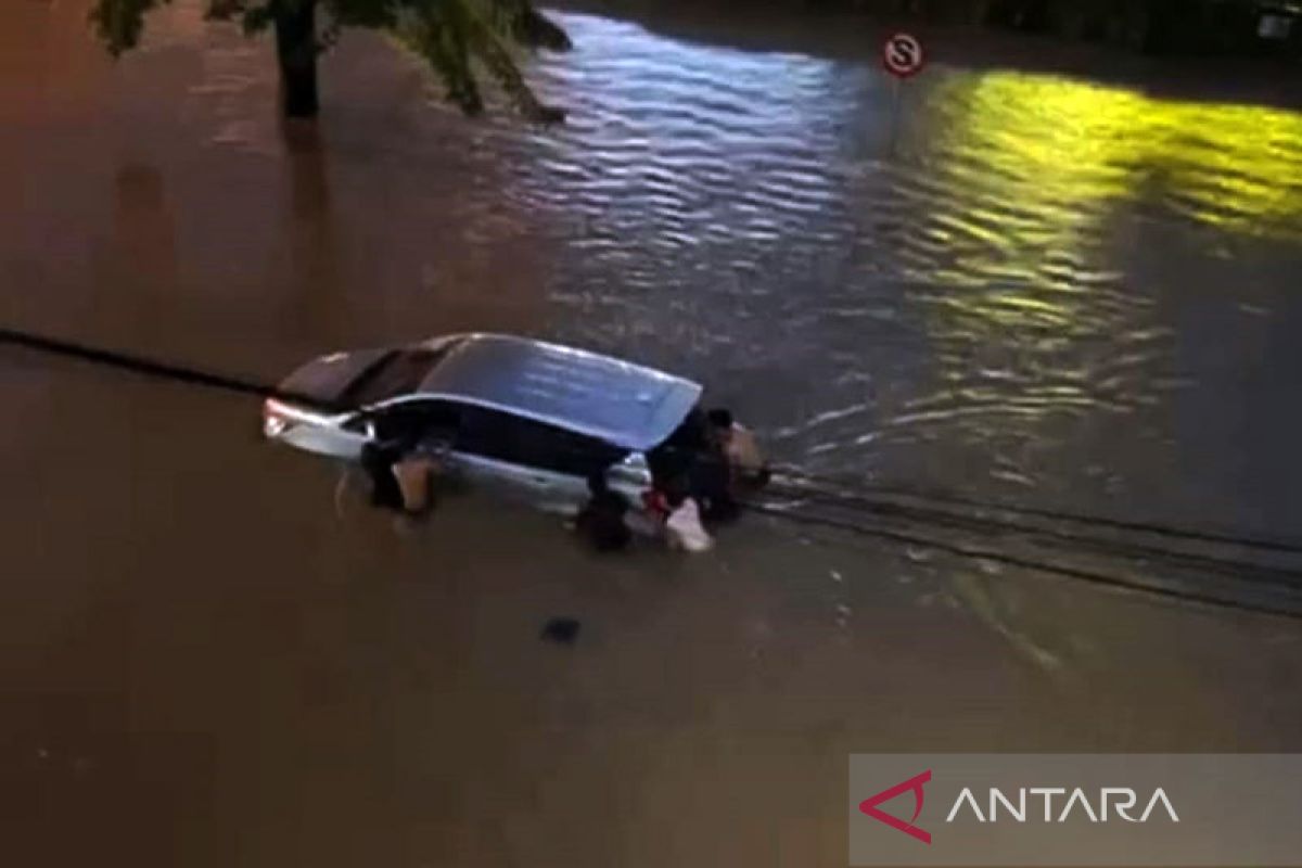 BPBD OKU evakuasi empat unit mobil nyaris tenggelam akibat banjir