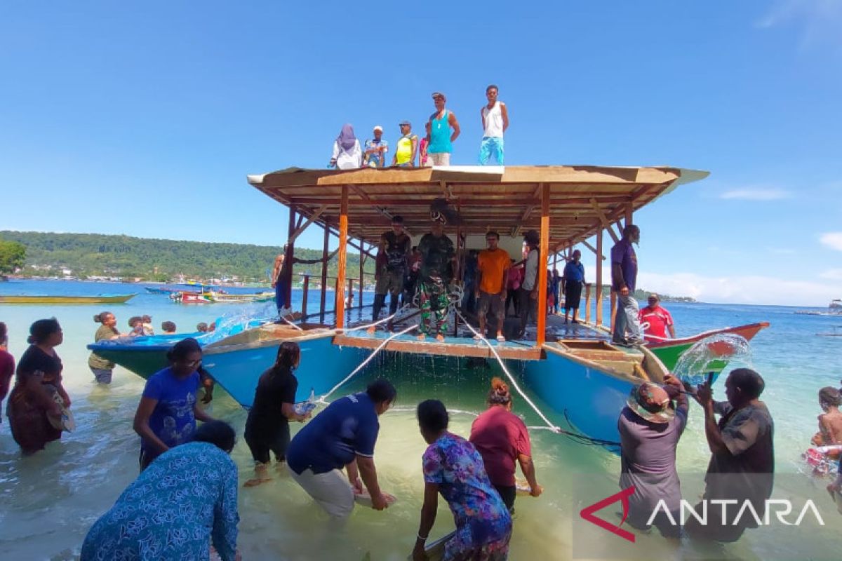 Yayasan Anak Air kembangkan cafe terapung Perahu tradisional di Manokwari