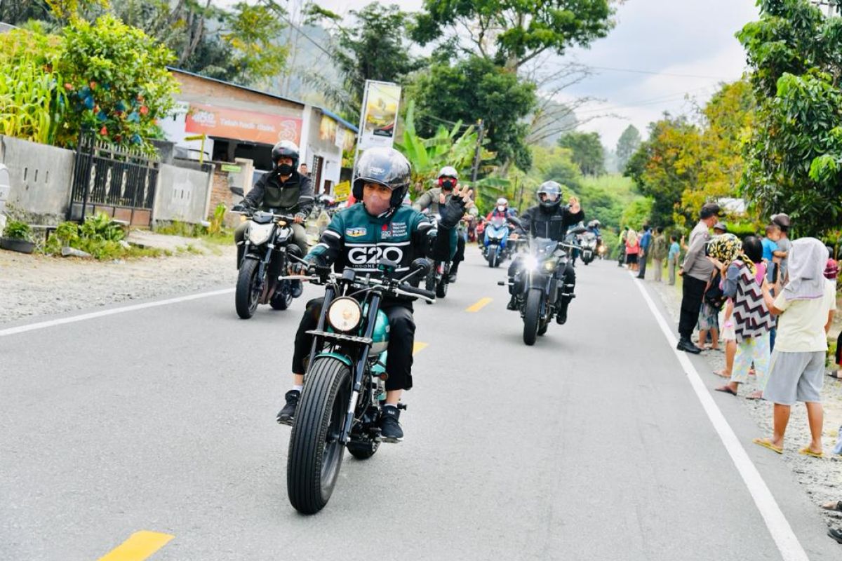 President drives to Parapat Beach, Lake Toba on motorbike for review