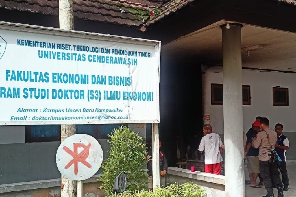 Polisi Selidiki Pembakaran Gedung B Fakultas Ekonomi Uncen Di Waena ...