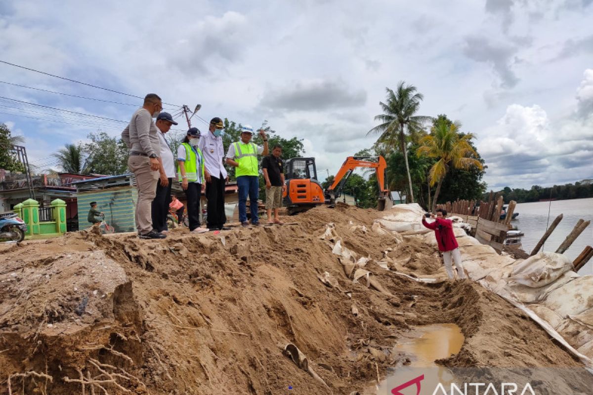 Geobag penahan banjir di Kampung Ladang Sintang Kalbar jebol